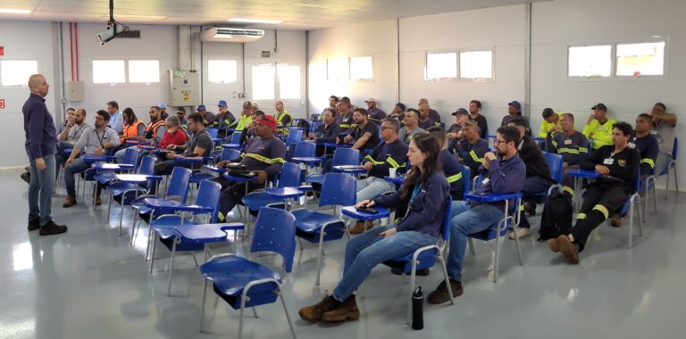 Colaboradores da Innovatore Engenharia reunidos em treinamento sobre qualidade, sustentabilidade eag