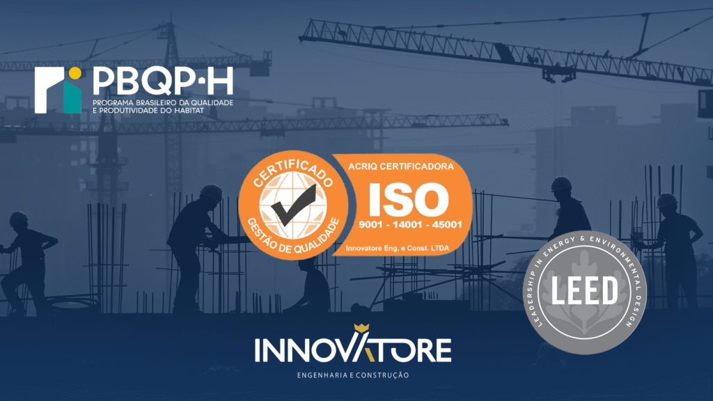 obra industrial ao fundo com ícones representando as certificações da innovatore engenharia