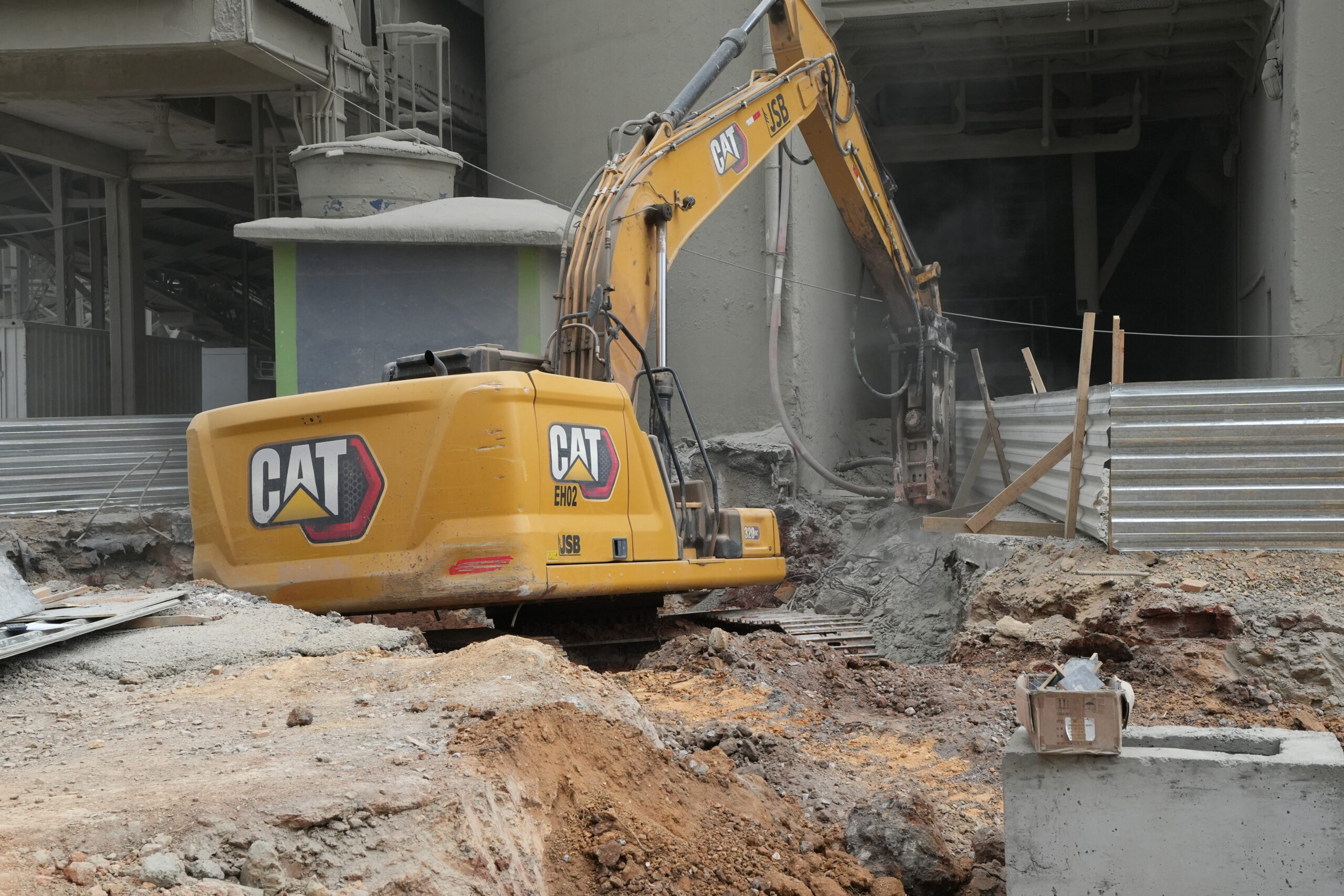 Maquinário na obra da Votorantim Cimentos